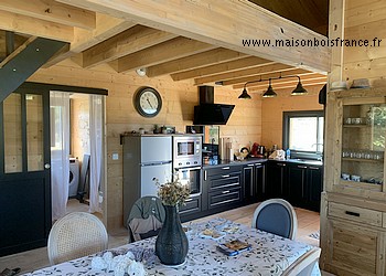 cuisine d'une maison en bois massif en autoconstruction