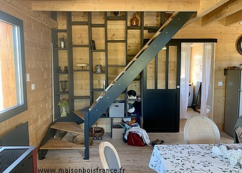 intérieur d'une maison en bois massif