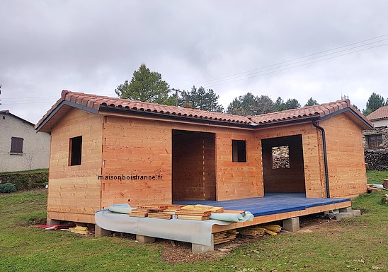 petite maison bois en forme de L avecterrasse